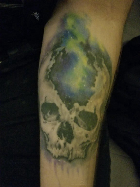 点击大图看下一张：手臂纹身素材 男生手臂上星空和骷髅纹身图片