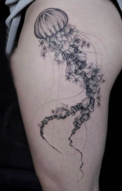 点击大图看下一张：水母纹身图案 女生大腿上水母纹身图案