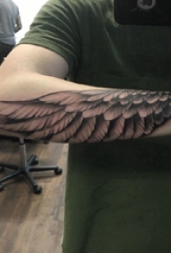 天使翅膀纹身素材 男生手臂上黑色的翅膀纹身图片