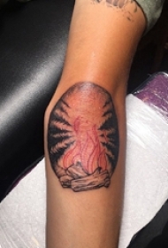 火焰纹身图片 男生手臂上彩色的火焰纹身图片