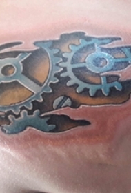 机械齿轮纹身 男生后背上彩色的机械齿轮纹身图片