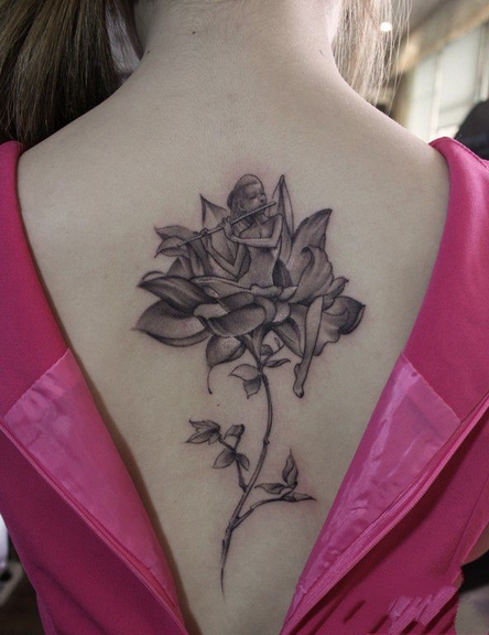 点击大图看下一张：女生背部艺术玫瑰图案纹身