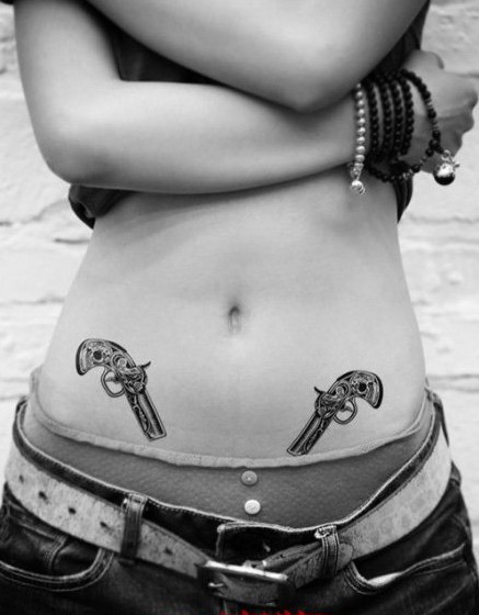 点击大图看下一张：女生时尚腹部手枪图案纹身