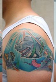 鲨鱼纹身图 男生大臂上彩色的鲨鱼纹身图片
