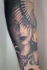 纹身日本艺妓图片 男生手臂上黑灰的人物艺妓纹身图片