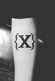 手臂字母纹身 男生手臂上黑色的字母纹身图片