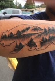 手臂纹身素材 男生手臂上黑色的熊纹身图片