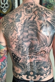 后背纹身线条 男生后背上黑色的帆船纹身图片
