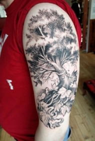 双大臂纹身 男生大臂上叶子和大树纹身图片
