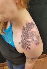 文艺花朵纹身 女生肩部黑色的花朵纹身图片