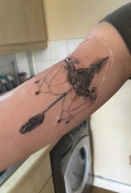 弓箭纹身图案 男生手臂上黑色的箭纹身图片