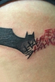 蝙蝠侠标志纹身 女生大腿上拼接的蝙蝠侠标志纹身图片