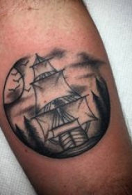 纹身小帆船 男生手臂上黑色纹身小帆船图片