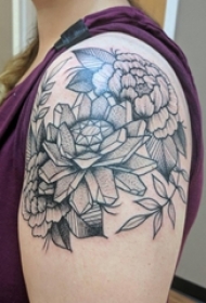 双大臂纹身 女生大臂上黑色的花朵纹身图片