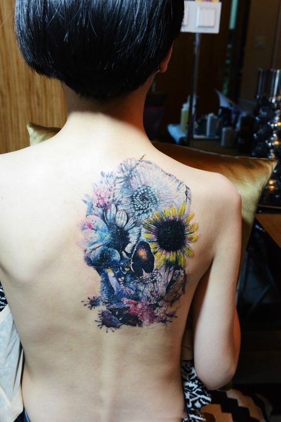 点击大图看下一张：背部个性漂亮彩绘纹身
