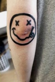表情符号纹身 男生手臂上黑色的表情符号纹身图片
