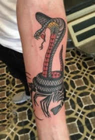 纹身眼镜蛇 男生手臂上彩色的蛇纹身图片