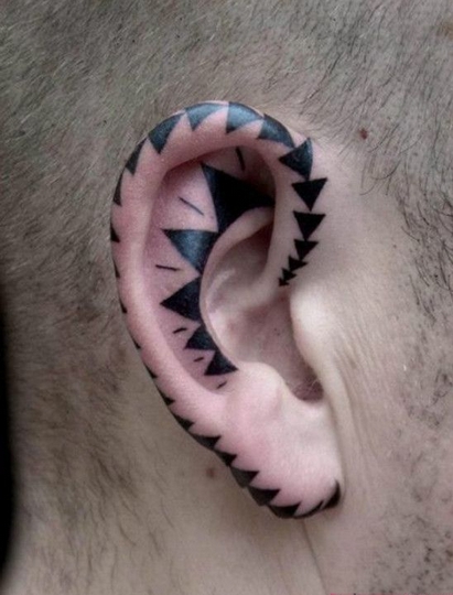 点击大图看下一张：耳部艺术流行纹身