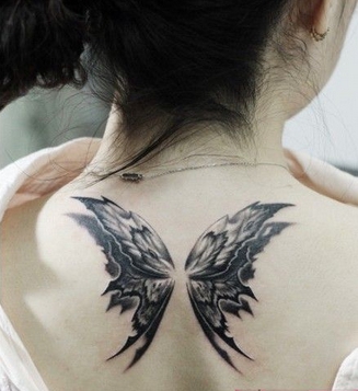 点击大图看下一张：个性背部羽毛翅膀纹身图案