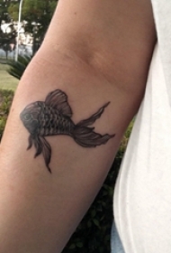 黑色金鱼纹身 男生手臂上黑色的金鱼纹身图片
