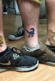 小恐龙纹身 兄弟小腿上彩色的恐龙纹身图片