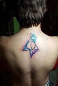 几何元素纹身 男生后背上彩色的几何纹身图片
