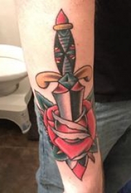 匕首纹身图案 男生手臂上玫瑰纹身和匕首纹身图案