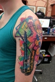 大臂纹身图 男生大臂上彩色的萨克斯纹身图片