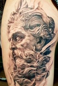 纹身神话人物 女生大腿上黑色的希腊神话人物纹身图片