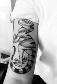 德国恐龙纹身 男生手臂上黑色的恐龙纹身图片