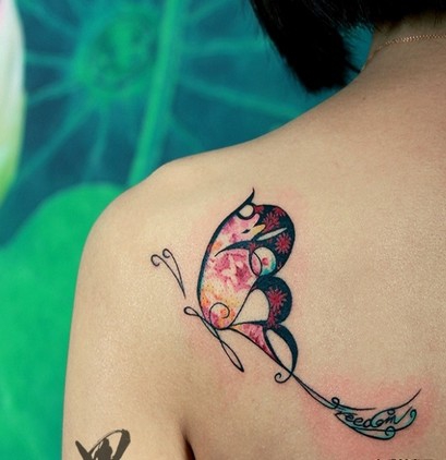 点击大图看下一张：唯美气质蝴蝶纹身