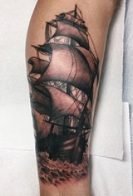 纹身小帆船 男生小腿上黑色的帆船纹身图片