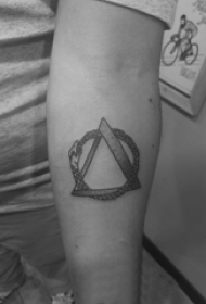 纹身三角形 男生手臂上黑灰纹身三角形图片