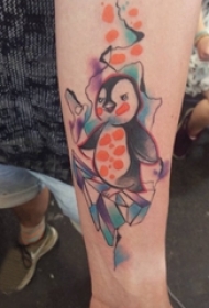 企鹅纹身图 女生手臂上彩色的企鹅纹身图片