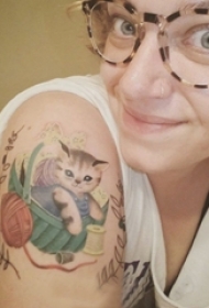 小猫咪纹身 女生大臂上彩色的小清新猫咪纹身图片