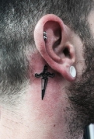 纹身耳后男 男生耳后黑色的匕首纹身图片