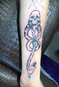 手臂纹身素材 女生手臂上骷髅和蛇纹身图片
