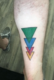 三角形纹身图 男生小腿上彩色的三角形纹身图片