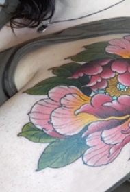 纹身小牡丹 女生肩部彩色的牡丹花纹身图片