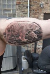 北极熊纹身 男生大臂上黑色的北极熊纹身图片