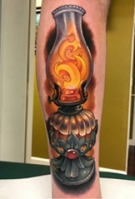 欧美小腿纹身 男生小腿上彩色的煤油灯纹身图片