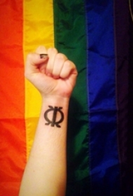 纹身符号 女生手腕上黑色的符号纹身图片