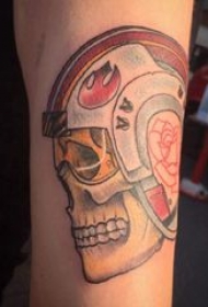 手臂纹身素材 男生手臂上彩色骷髅纹身图片