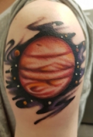 纹身星球 男生大臂上彩色的星球纹身图片