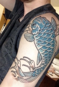 双大臂纹身 男生大臂上彩色的鲤鱼纹身图片