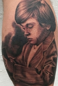 人物肖像纹身 男生小腿上人物肖像纹身图片