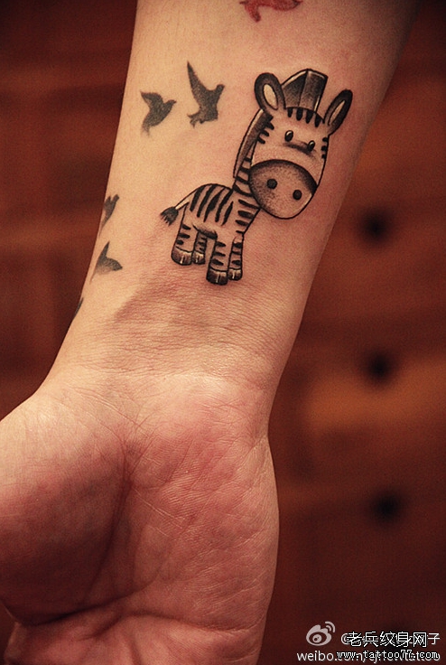 点击大图看下一张：简单手臂可爱动物纹身
