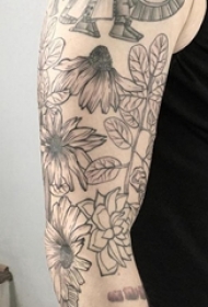 手臂简单线条纹身 男生手臂上黑色的花朵纹身图片