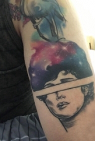 人物肖像纹身 男生手臂上星空和人物肖像纹身图片