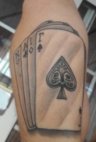 欧美扑克牌纹身 男生小腿上黑色的扑克牌纹身图片